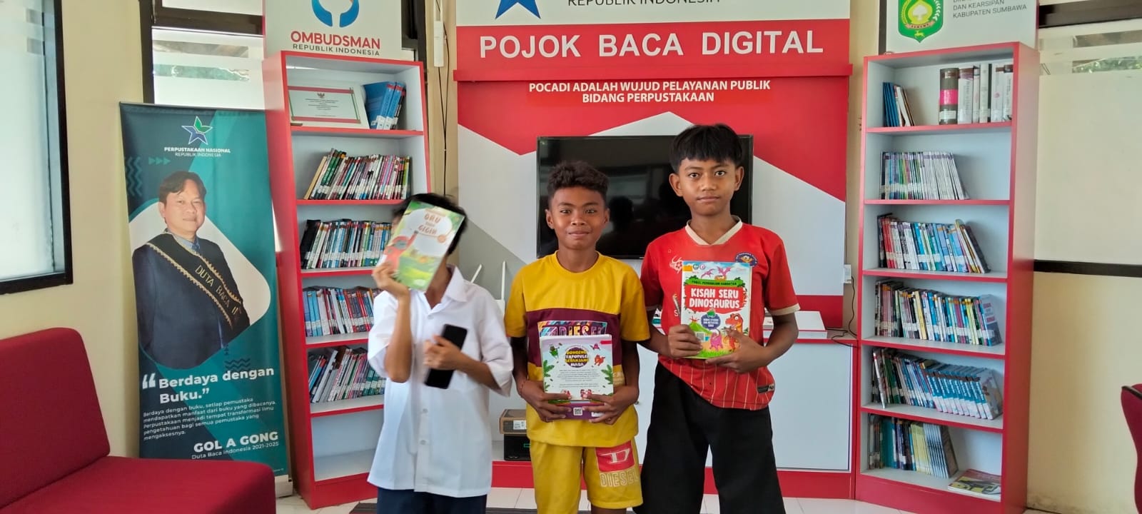 Masyarat Memanfaatkan Layanan Pojok Baca Digital (POCADI)