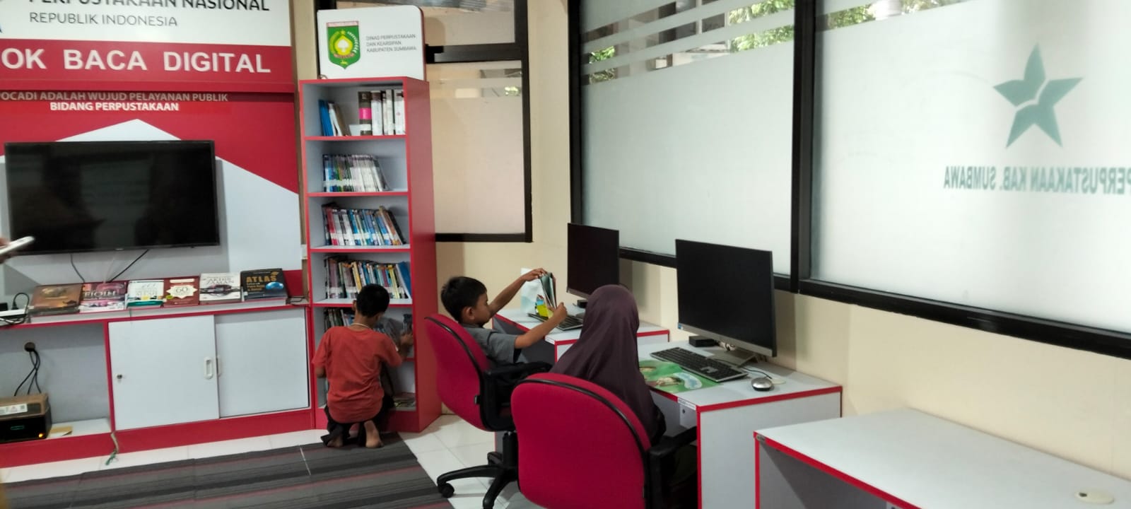 Masyarat Memanfaatkan Layanan Pojok Baca Digital (POCADI)