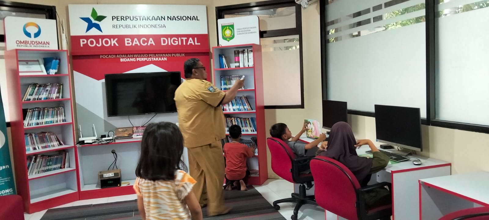 Masyarat Memanfaatkan Layanan Pojok Baca Digital (POCADI)
