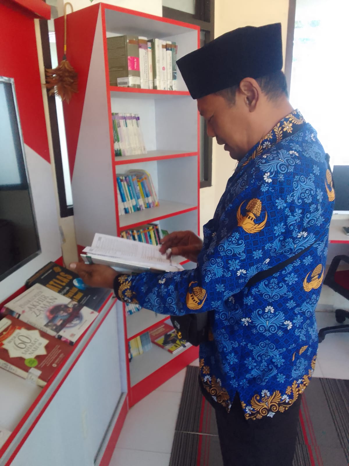 Masyarat Memanfaatkan Layanan Pojok Baca Digital (POCADI)