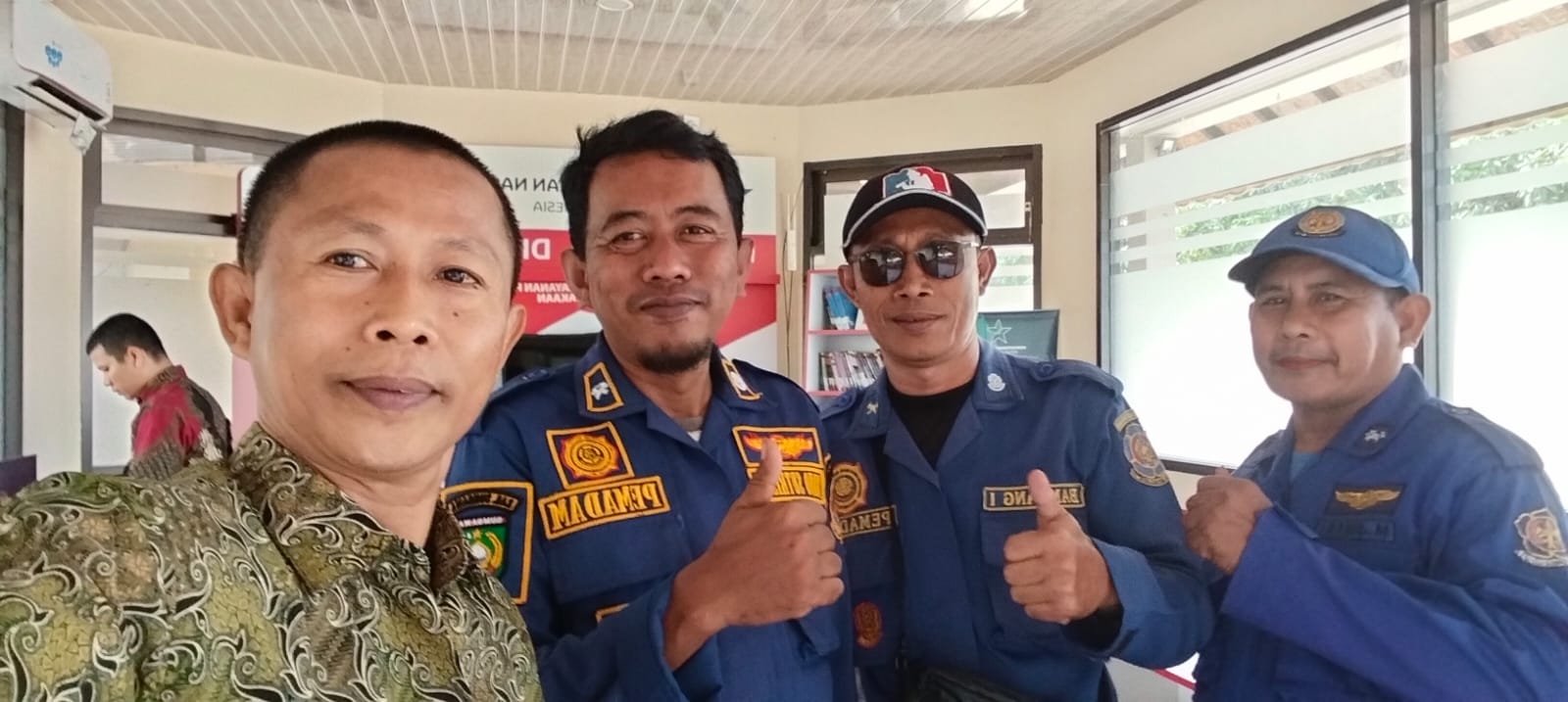 Masyarat Memanfaatkan Layanan Pojok Baca Digital (POCADI)