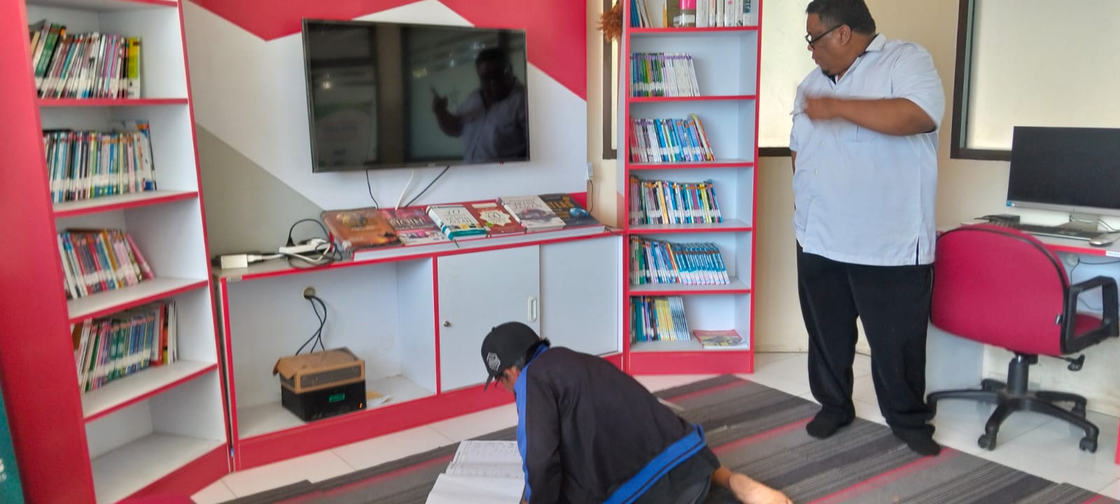 Masyarat Memanfaatkan Layanan Pojok Baca Digital (POCADI)