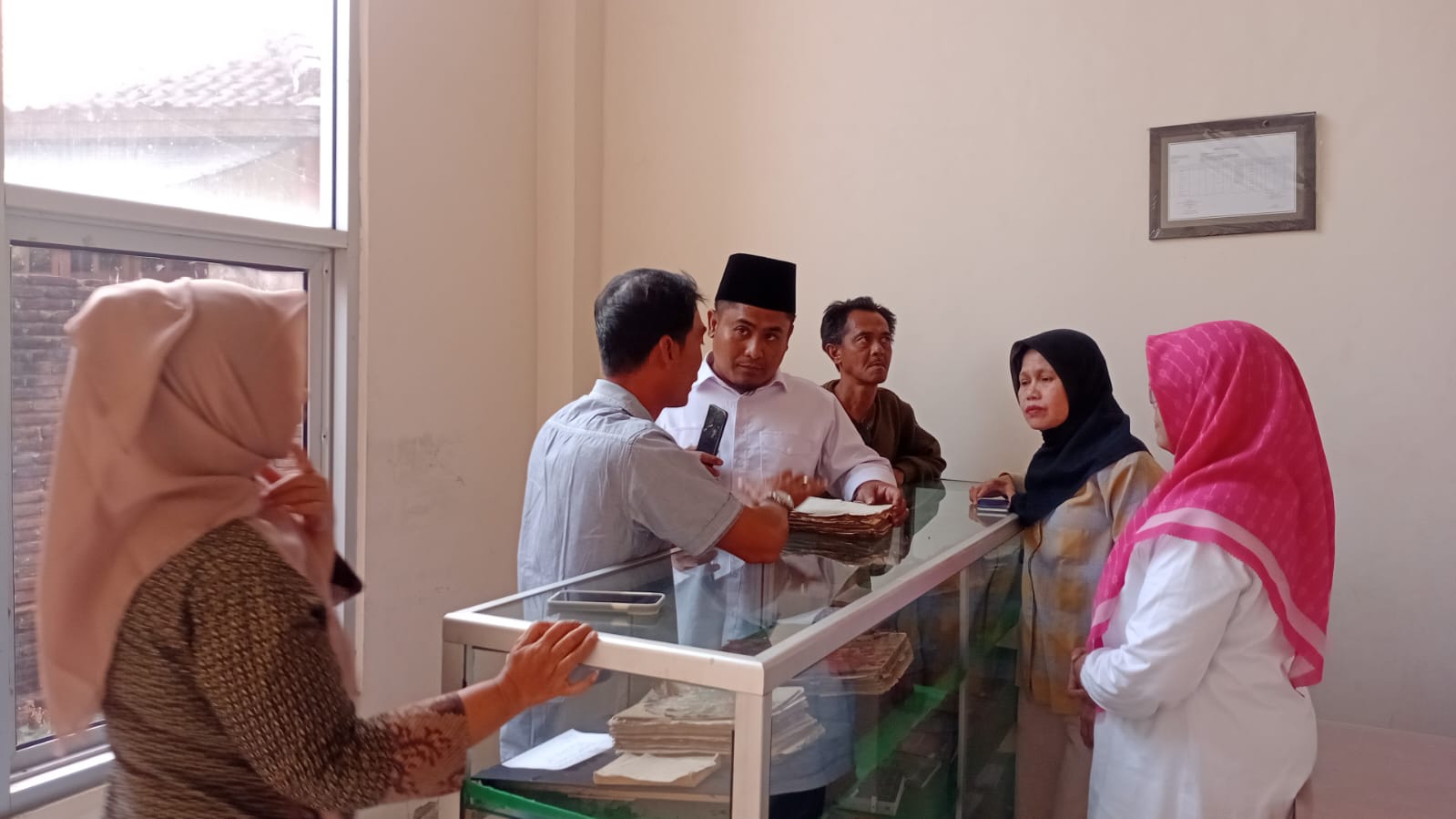 Penelusuran Naskah Kuno di ruangan Naskah Kuno pada Dinas Perpustakaan dan Kearsipan Kab. Sumbawa