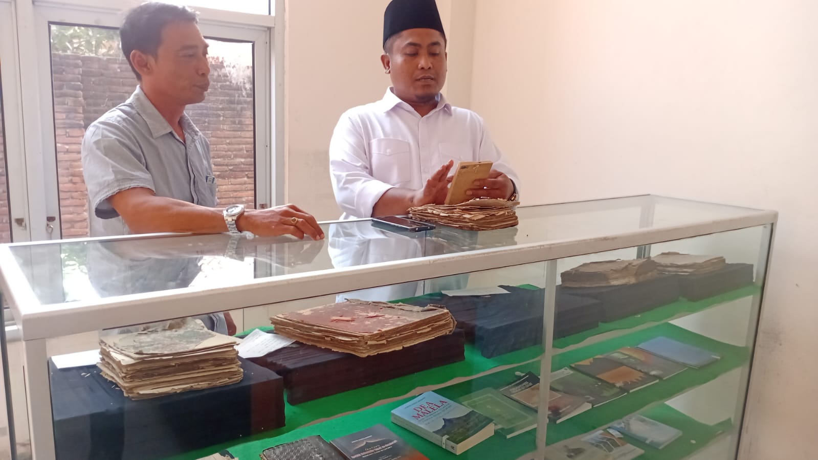 Penelusuran Naskah Kuno di ruangan Naskah Kuno pada Dinas Perpustakaan dan Kearsipan Kab. Sumbawa