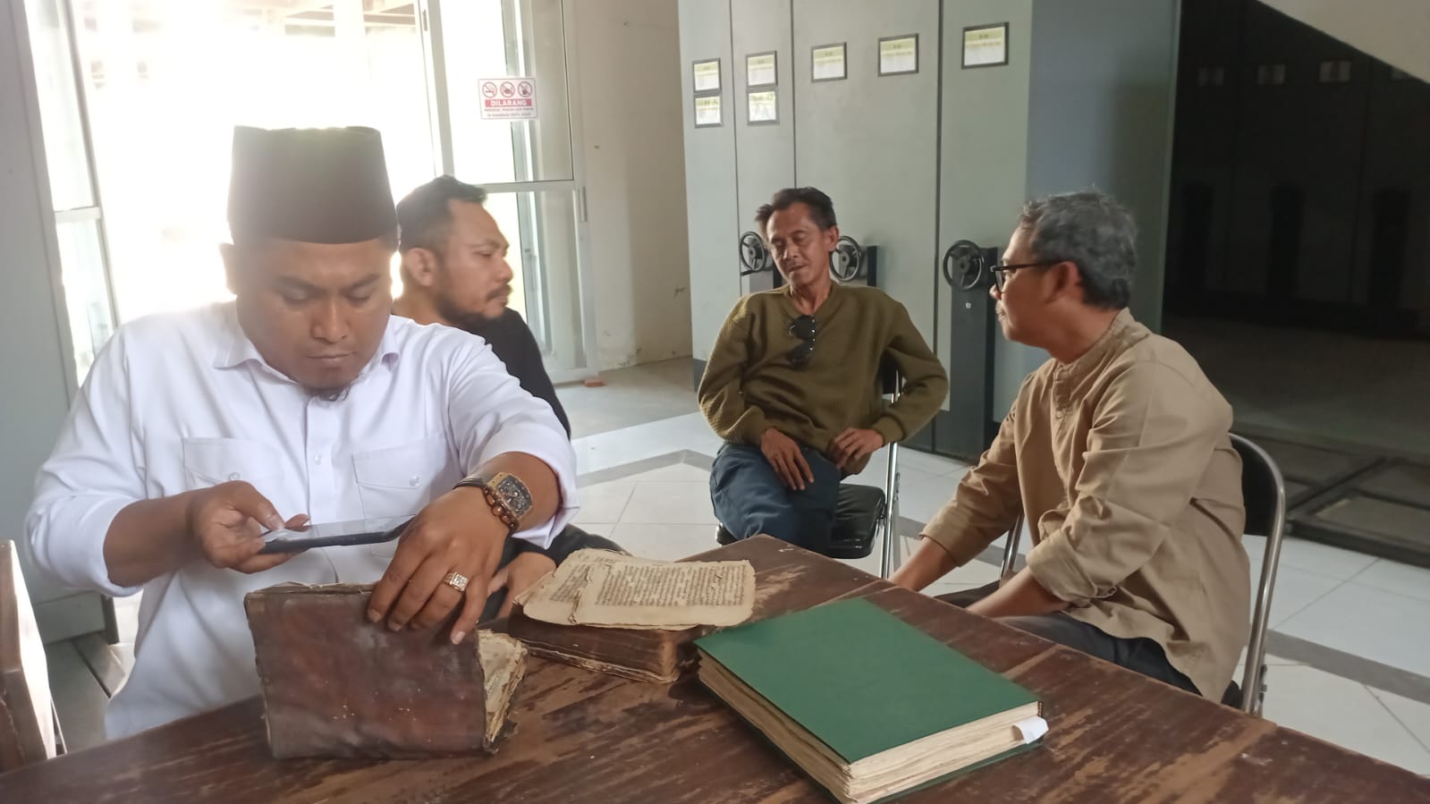 Penelusuran Naskah Kuno di ruangan Naskah Kuno pada Dinas Perpustakaan dan Kearsipan Kab. Sumbawa