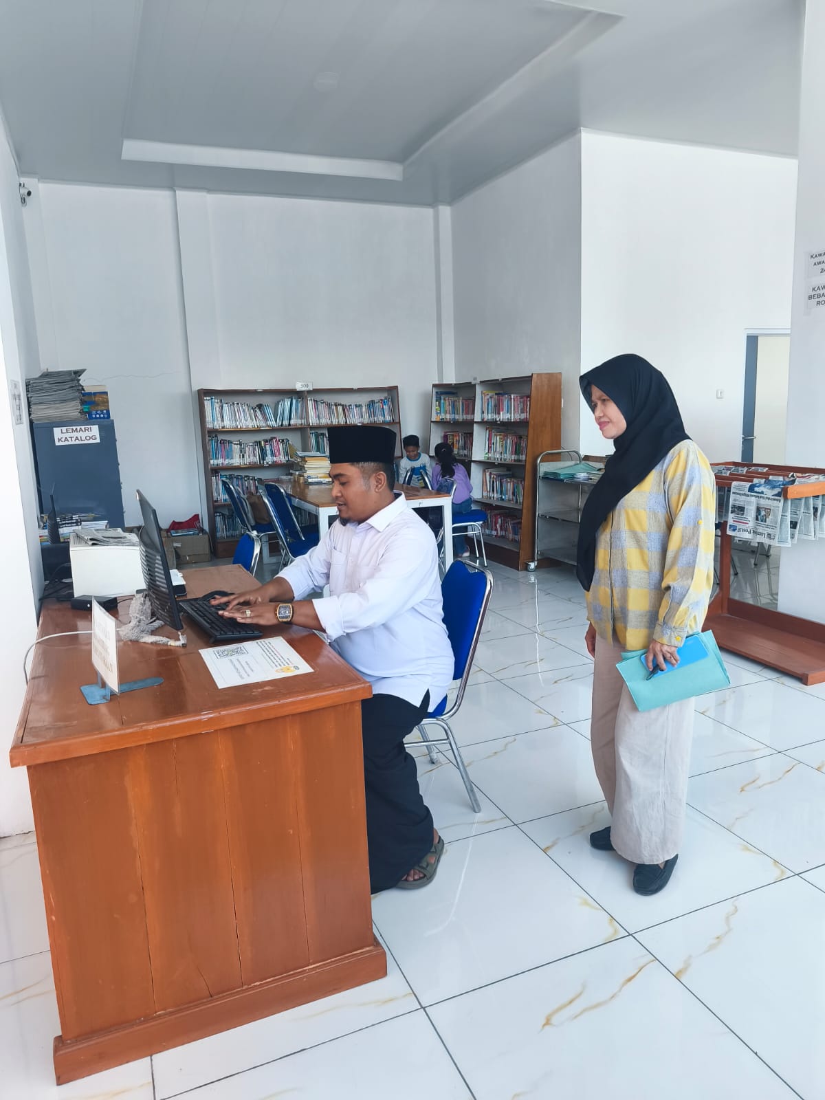 Mengisi Buku Kunjungan Digital Pada Dinas Perpustakaan dan Kearsipan Kab. Sumbawa